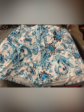 Liz Claiborne White and Blue Paisley Sleepwear Top